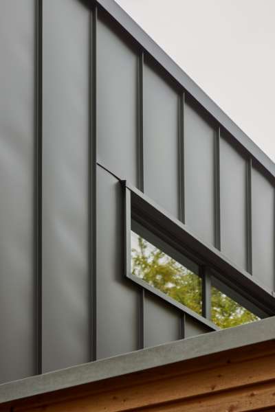 Stahlprofile und Holzschalung gestalten geschmackvolle Fassade, Geibelstraße 18, 23611 Bad Schwartau